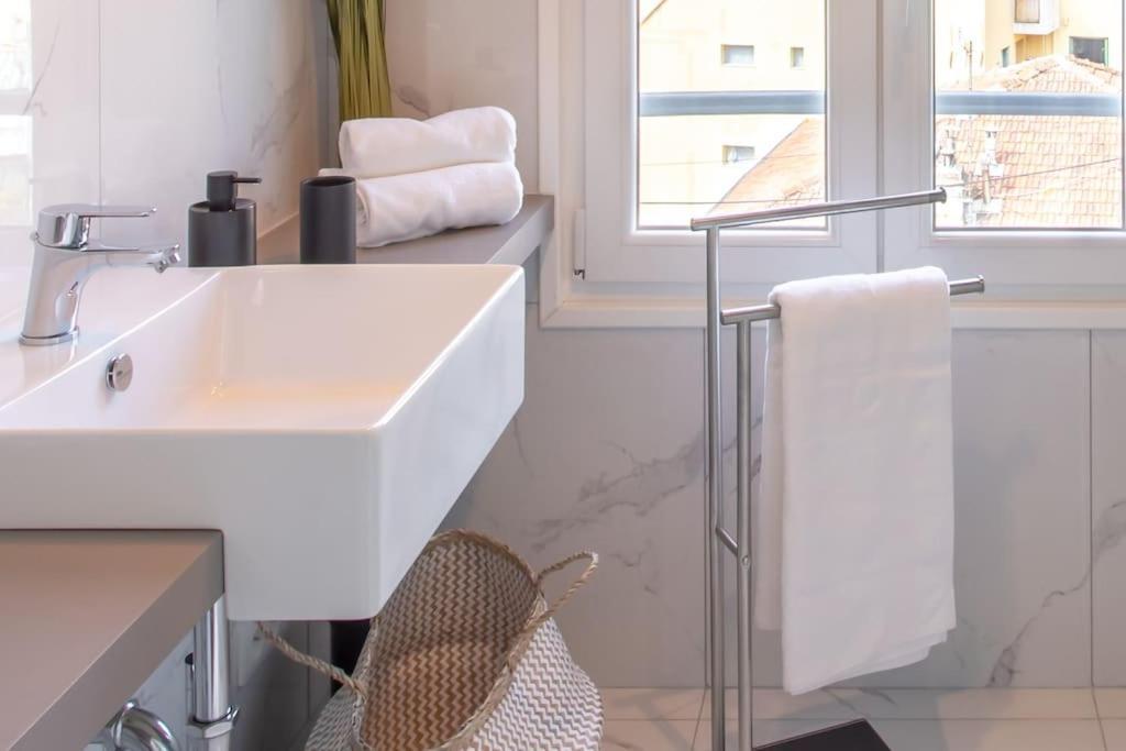 #24 Marie-Claire Suite Sea View/Balcony/Ac/5Min Port Villefranche-sur-Mer Luaran gambar